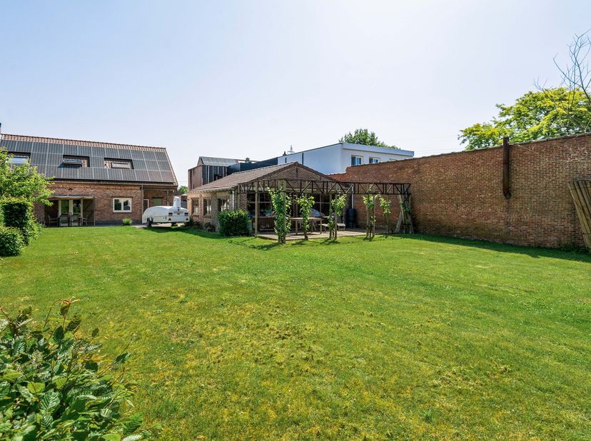Op een centrale ligging in Lint bevindt zich deze karaktervolle hoeve.&amp;nbsp;Dankzij de centrale ligging bevinden winkels, scholen en openbaar vervoer