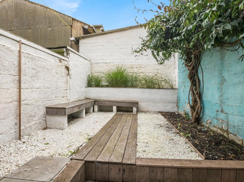 u op zoek naar een instapklare woning met een koer in Gent? Dan hebben wij precies wat u zoekt!Deze woning is ideaal gelegen, op korte afstand van sch