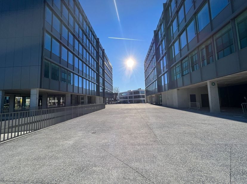 Fenomenaal gelegen kantoren met een oppervlakte van 2.000 m² (en meer) te huur aan The Loop, op amper 2 km van het knooppunt E40/E17 en nabij de R4 te