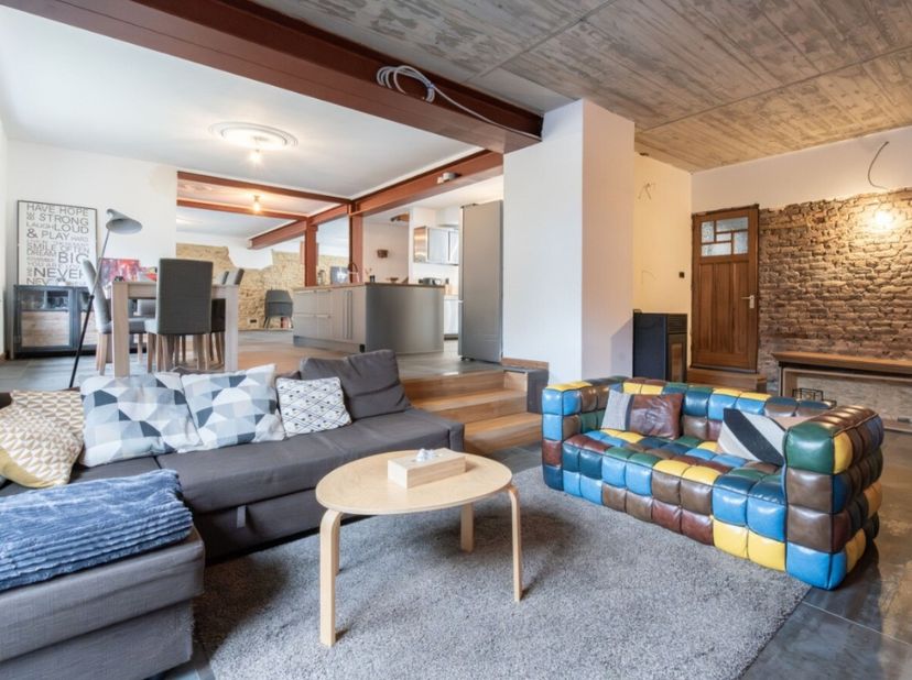 ERA B-LUX presenteert u met veel plezier een huis met een unieke stijl, ideaal gelegen in Toernich. Al bij de eerste blik valt deze woning op door haa