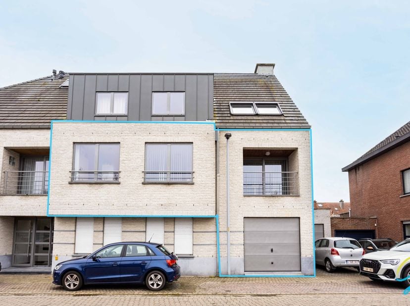 TE KOOP te Aalst. Dit instapklare appartement is gelegen in Aalst en biedt een praktische en comfortabele indeling. Het beschikt over een aangename le