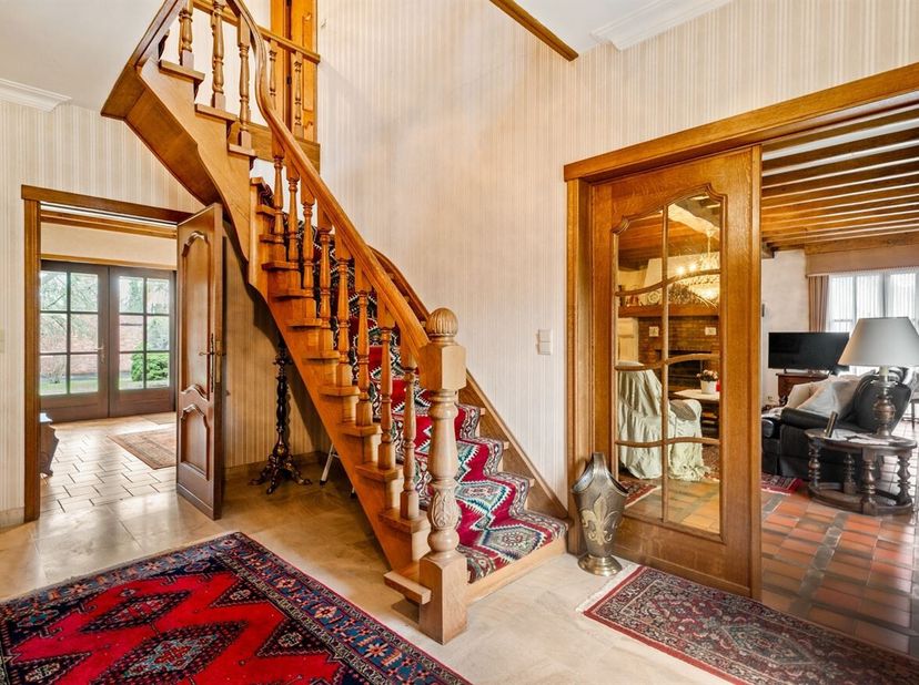 Te renoveren woning met magazijn (220m²) op ca. 17a94ca<br />
U betreedt de woning via een ruime inkomhal met vestiaire, die toegang biedt tot de vers