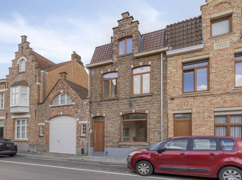 Deze volledig gerenoveerde woning aan de Werfstraat 34 in Brugge biedt een combinatie van hedendaags wooncomfort en energiezuinig wonen. De woning bes