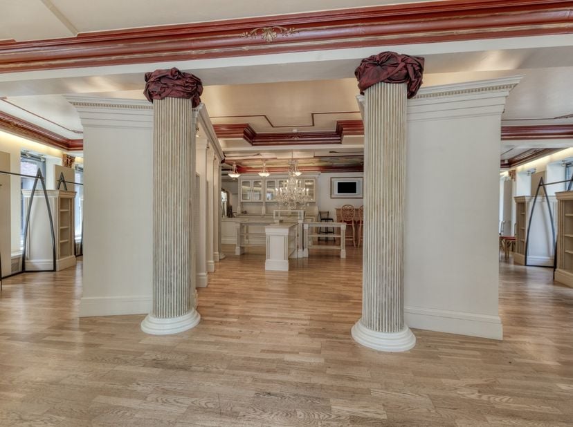 Deze ruime gelijkvloerse handelsruimte van +- 201 m² geniet van een uitstekende zichtlocatie in het bruisende winkelcentrum van Beringen. Dankzij de h