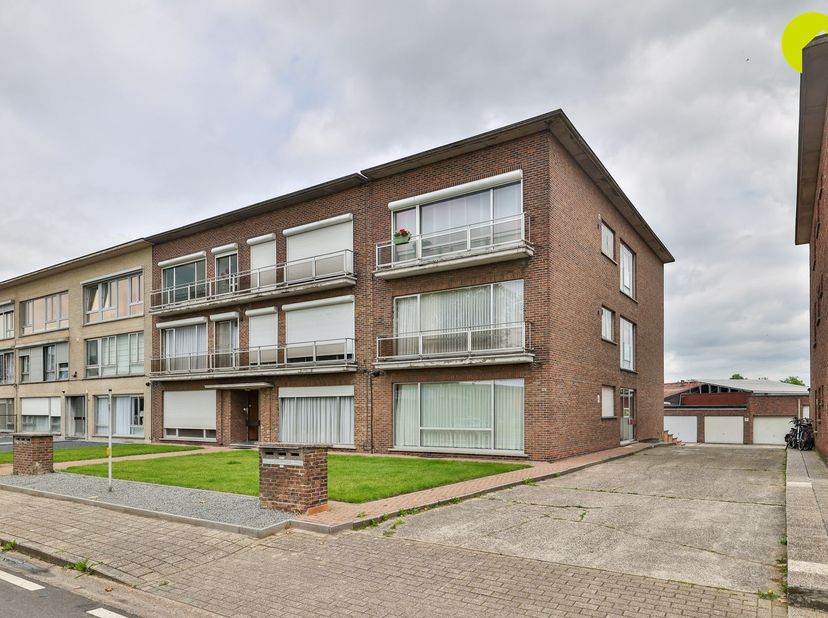 Dans une résidence à taille humaine, nous trouvons cet appartement de 2 chambres à rafraîchir, doté d'un garage intégré spacieux, inclus dans le prix!