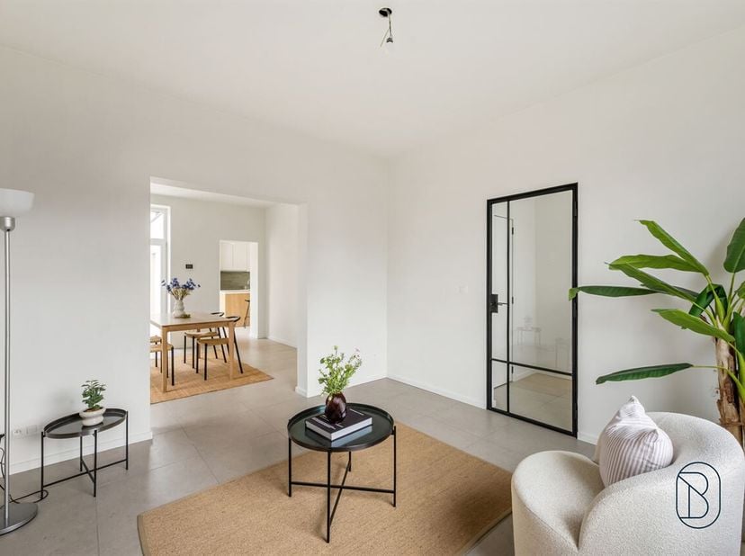 Kwalitatief en energiezuinig gerenoveerde woning met 3 slaapkamers en leuk stadsterras! <br />
Centraal en strategisch gelegen te Zwijnaarde, genieten