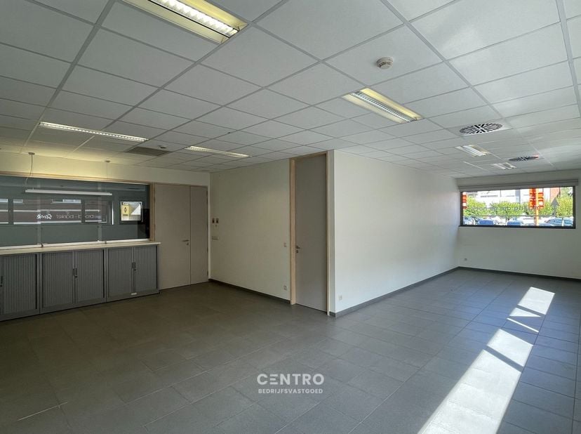 Volledig vernieuwd, klassevol ingericht en voorzien van gemeenschappelijke faciliteiten.&amp;nbsp; U kunt als huurder per direct aan de slag.<br />
<br />