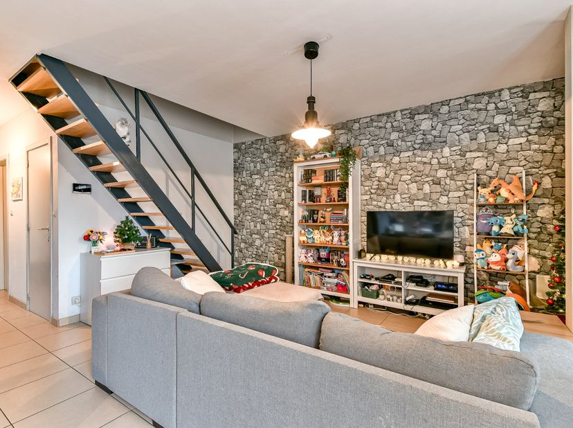 Pal in het centrum van Gistel, maar toch gelegen in een rustige woonwijk, bevindt zich op de tweede verdieping dit aangename duplexappartement. Dankzi