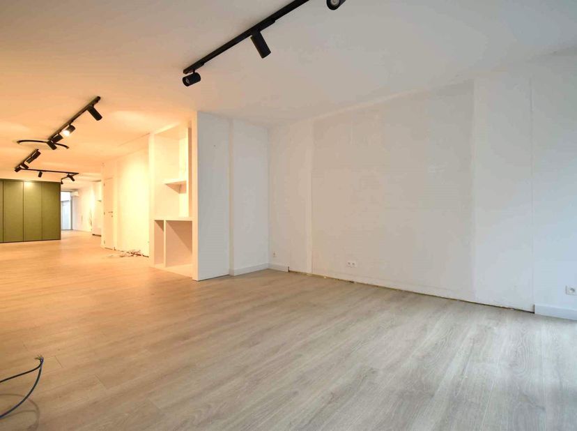 Handelsruimte gelegen in het centrum van Overijse, dichtbij openbaar vervoer, buurtwinkels, scholen, parken en de Ring.<br />
Dit pand van +/-122m² be