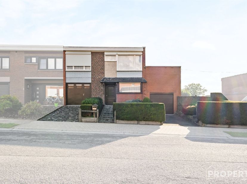 Ruime gezinswoning met 4 slaapkamers, 2 garages en aangename tuin in Deerlijk! <br />
<br />
Deze ruime woning, gelegen in de Andrieslaan 26 te Deerli