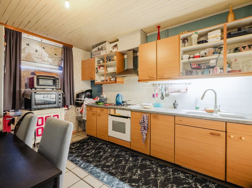 Bent u op zoek naar een woning in Gent (Wondelgem) die u volledig naar eigen smaak kunt inrichten? Dan is dit pand precies wat u zoekt. Met een bruikb