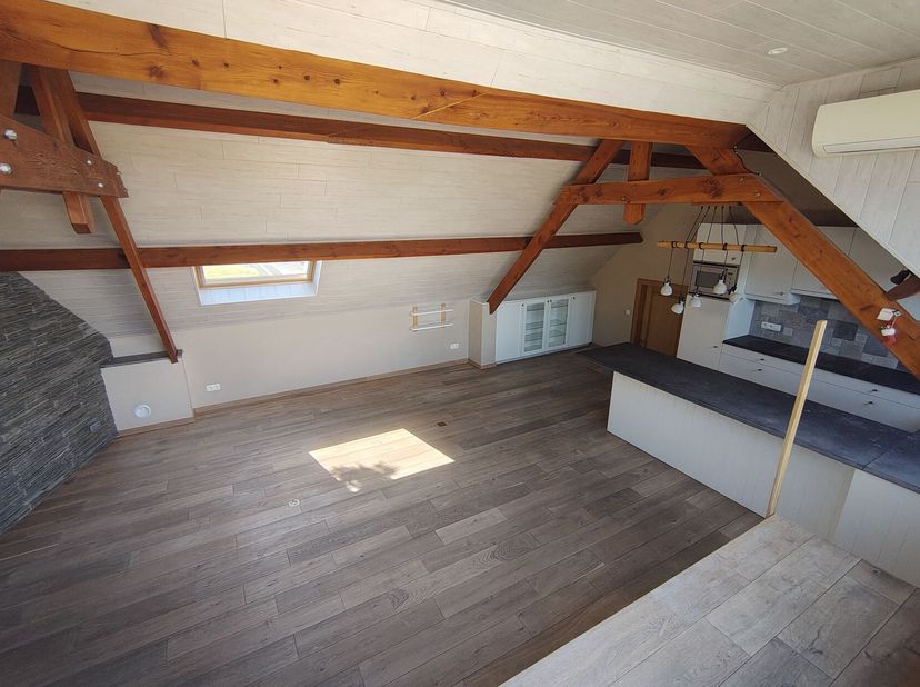 STER Immobiliën biedt u een ruim duplex appartement aan. Het appartement bevindt zich in de nabijheid van scholen, het openbaar vervoer en de belangri