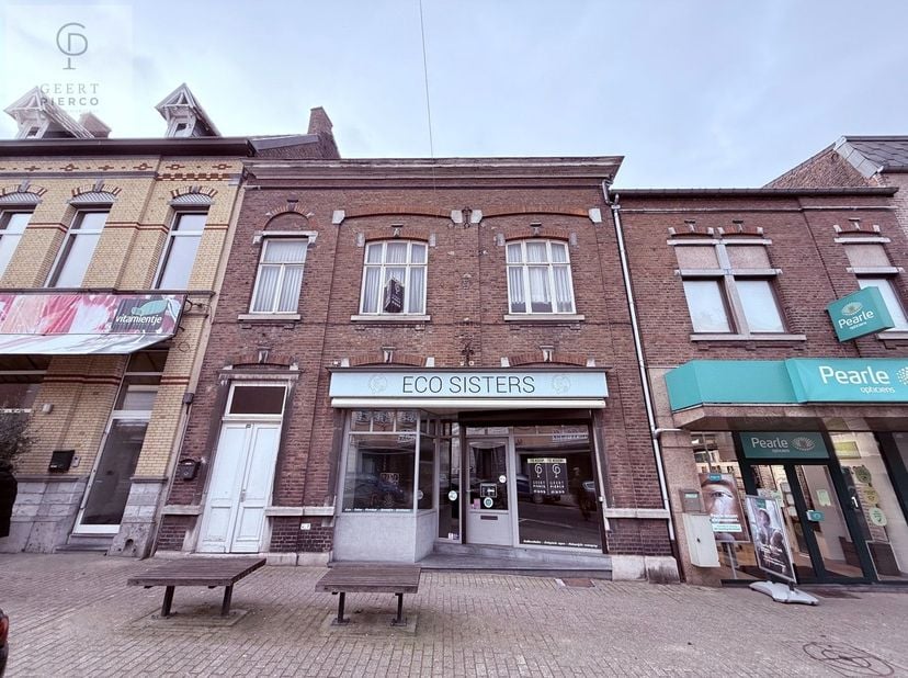 Stijlvol en ruim pand met unieke mogelijkheden in de Stationsstraat<br />
<br />
Dit exclusieve pand, dat jarenlang werd gebruikt door bakkerij Vangro