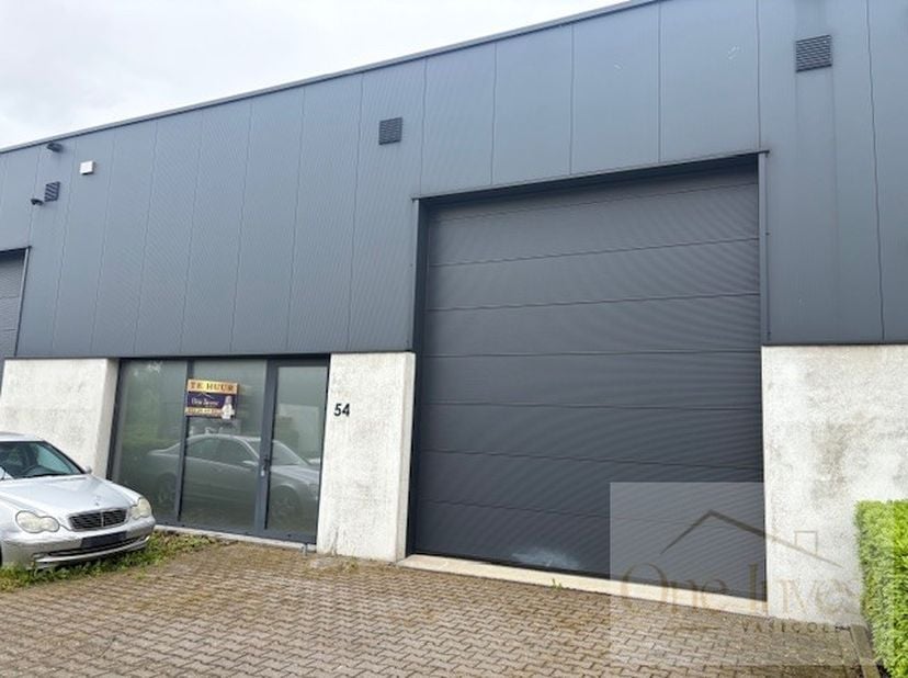 TE HUUR – Magazijn met parkeerplaatsen op KMO-zone De Rietkolk te Lommel<br />
<br />
Op de KMO-zone De Rietkolk te Lommel bieden wij dit functionele
