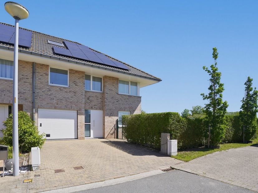 KIJKDAG zaterdag 25/7/26 van 10u tot 12u! (inschrijven via residentievastgoed.be)<br />
<br />
Energiezuinige woning met 5 slaapkamers en uniek panora
