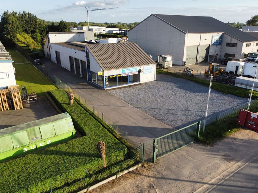 unité PME entièrement équipée et autorisée – D’Helst 18, 9280 Lebbeke<br />
Opportunité unique de combiner habitation et activité professionnelle sur