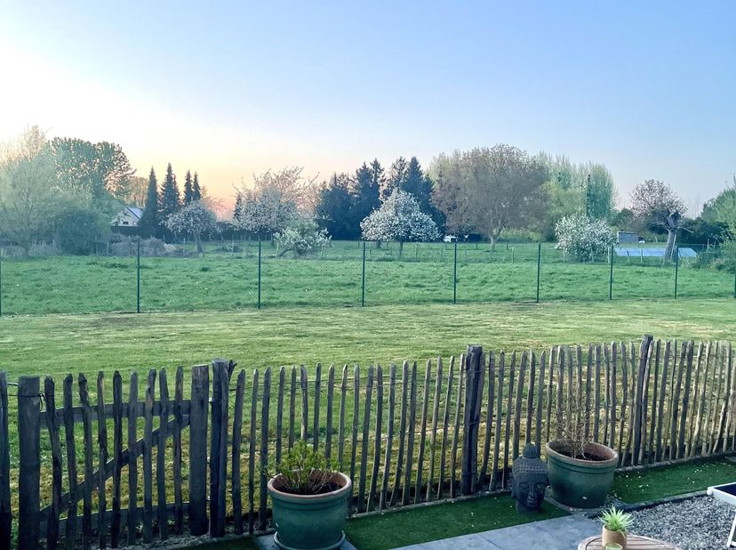 Te koop: ruim gelijkvloers<br />
appartement (106 m2) in het groen - centraal in Limburg<br />
<br />
Op zoek naar een zorgeloze investering<br />
op