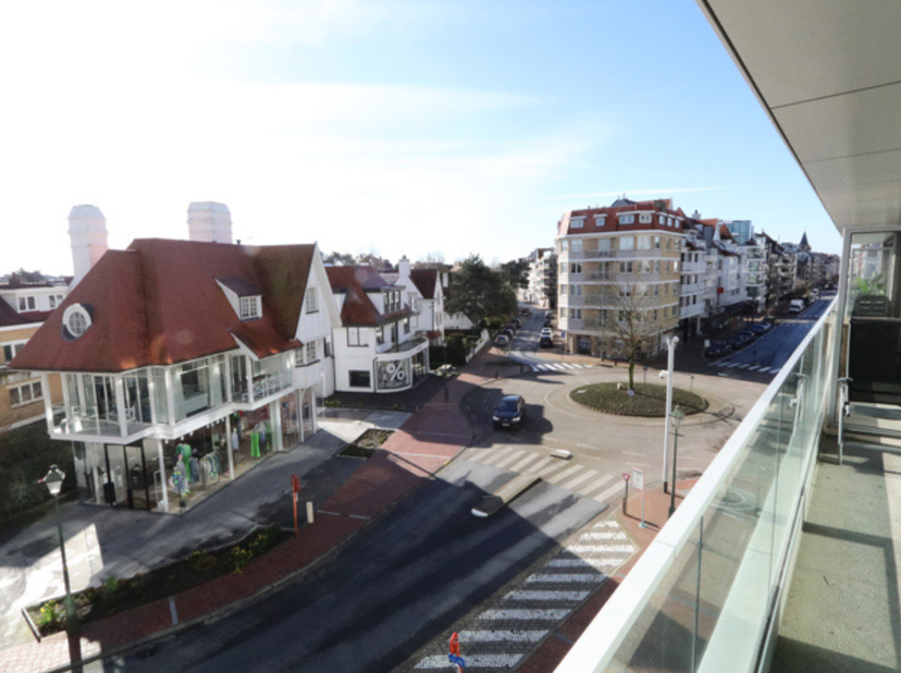 Een lichtrijk en gezellig appartement met twee slaapkamers, gelegen in het centrum van het Zoute. Indeling: inkomhal met apart gastentoilet en vestiai
