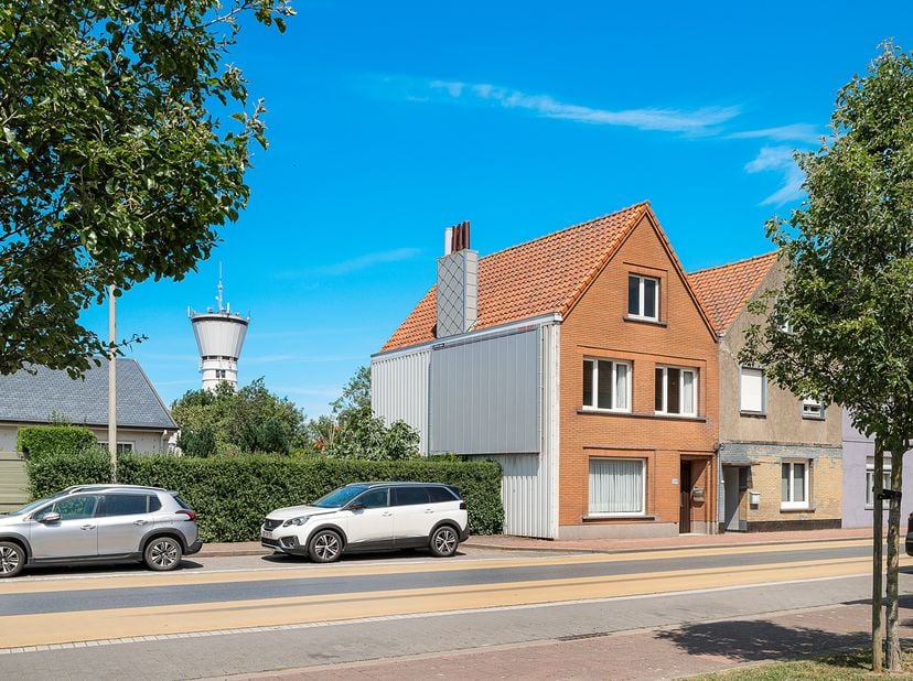 Vlakbij het centrum van Knokke bevindt zich deze te renoveren woning met drie slaapkamers. Dankzij haar uitstekende ligging geniet u van een vlotte ve