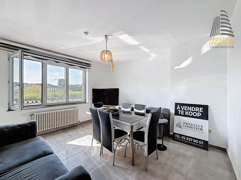 ANDERLECHT - REF: 87094212 - CHARMANT STUDIO MET UITZICHT OP HET KANAAL !!<br />
Gelegen op de eerste verdieping van een kleine mede-eigendom, ontdek