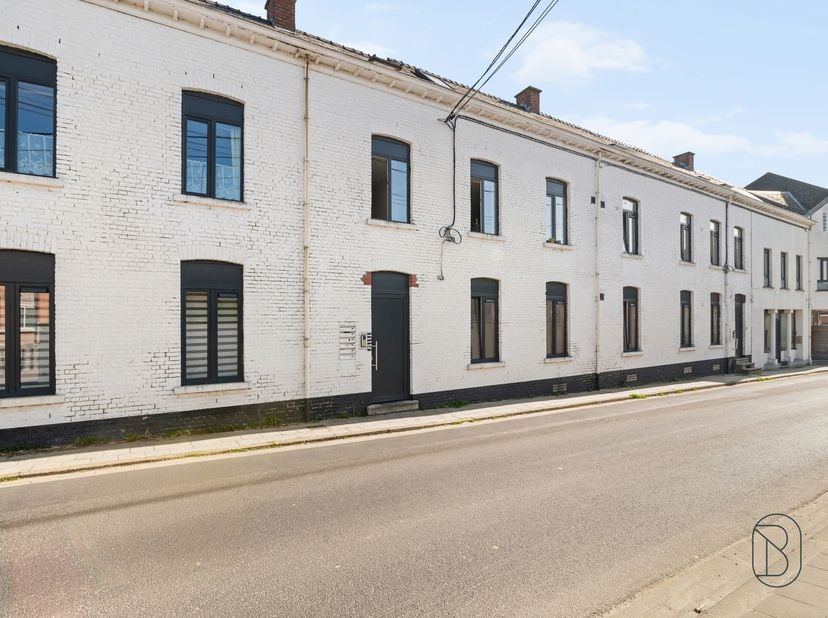 Te koop: opbrengsteigendom met 14 appartementen en handelsruimte in Ellezelles<br />
<br />
In het centrum van Ellezelles bevindt zich deze uitzonderl