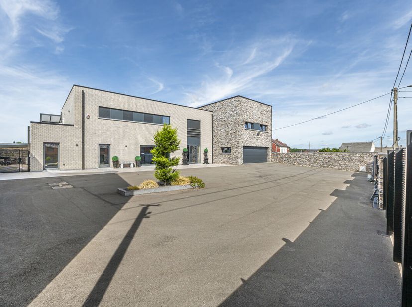 Partie pro 2 bureaux + sanitaires Etage 5 chambres Pool house avec wc salle de bain et cuisine Parking 10 voitures + garage 2 voitures 5 pièces d'eau