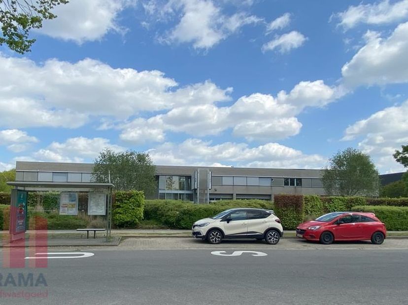Bureaux de 671 m² à louer<br />
Situés dans la zone industrielle de Malines-Nord, à proximité immédiate des accès à l’E19 Anvers–Bruxelles. Le bien bé