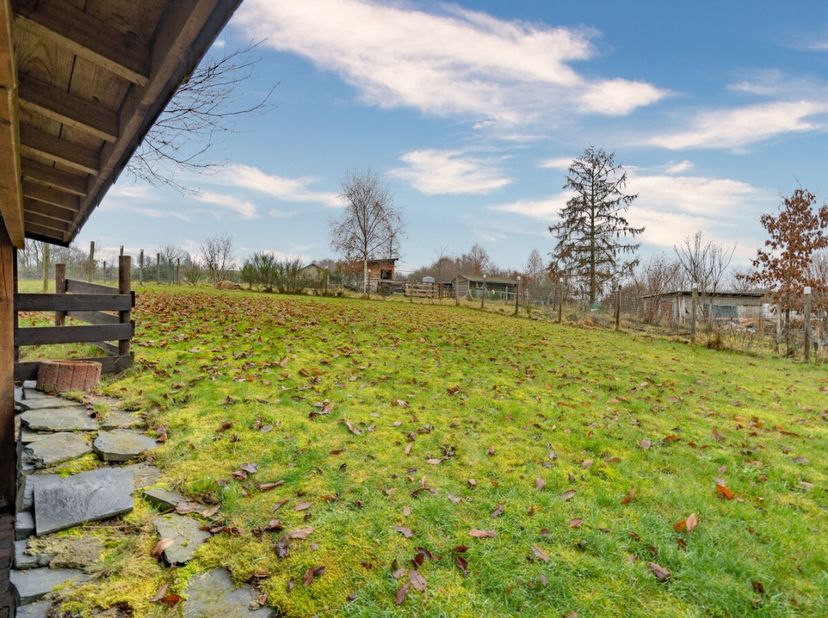 ERA BLUX vous propose cette maison idéalement située en fin de voirie, à Radelange, dans un environnement verdoyant et recherché. La propriété est imp