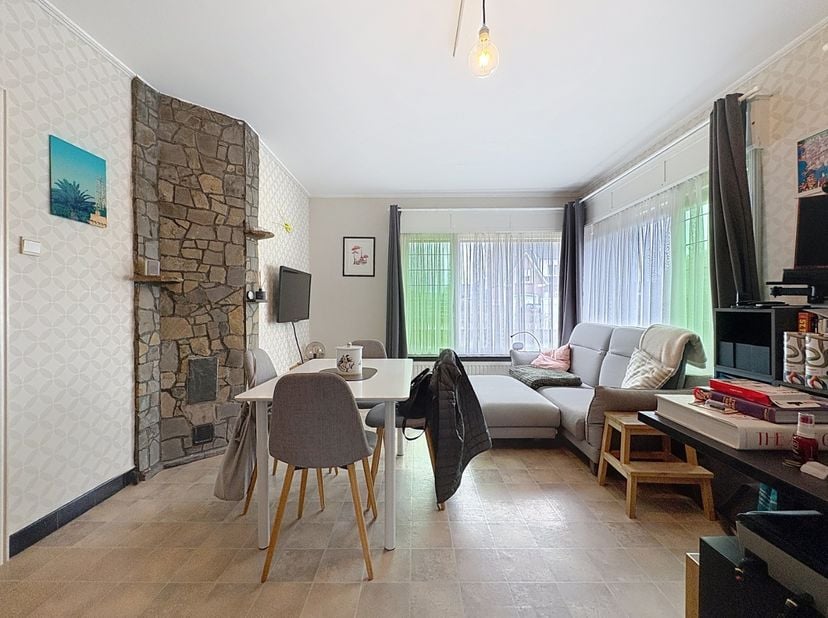 Cette maison à rénover offre de nombreuses possibilités à ceux qui rêvent d'une maison sur mesure.&amp;nbsp;La maison bénéficie d'une orientation ensoleil