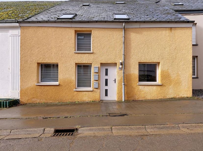 W Immobilière biedt u dit ruime appartement van 103 m² aan, gelegen in het dorp Battincourt. Het appartement bestaat uit een grote en lichtrijke woon-