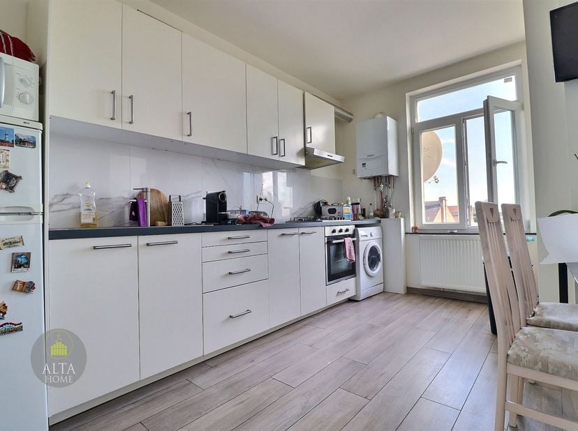A moins de 5 mins à pied de la Basilique et du Parc Elisabeth, proche de toutes commodités, commerces et transports en commun. Le Bureau ALTA HOME vou