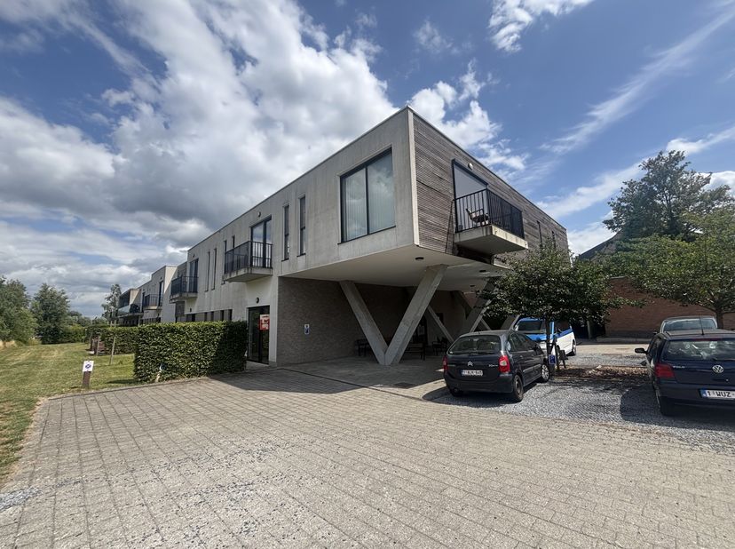 Deze assistentiewoning bevindt zich in de Residentie JFK(erkende serviceflats)<br />
Zeer gunstig gelegen, dichtbij de grote verbindingswegen en het s