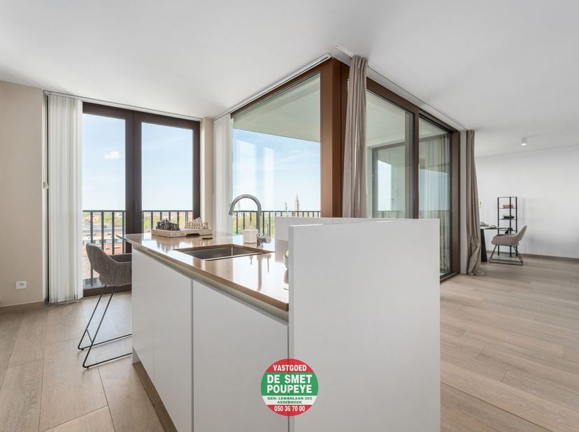 Dit exclusieve appartement op de 9de verdieping maakt deel uit van de unieke residentie De Penthouses in Brugge. Dankzij de uitzonderlijke "high in th