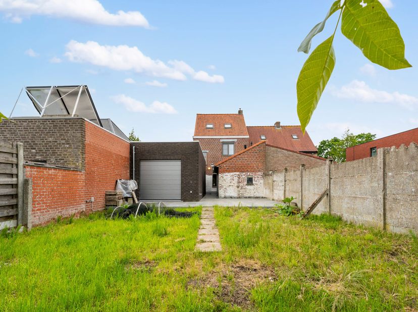 Deze op te frissen woning met oprit is gelegen op de grens tussen Vlamertinge en Dikkebus en beschikt over een dubbele doorrij garage (dubbele poort).