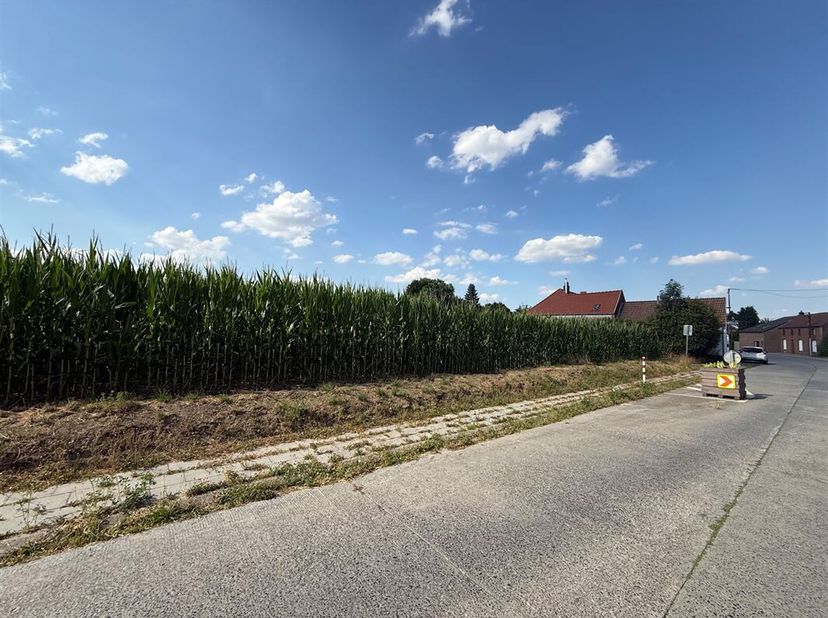 Zeer mooi perceel gelegen in een landelijk woongebied met een oppervlakte van 11 are en 18 centiare in Beloeil, aan de rand van het dorp Grosage.<br /