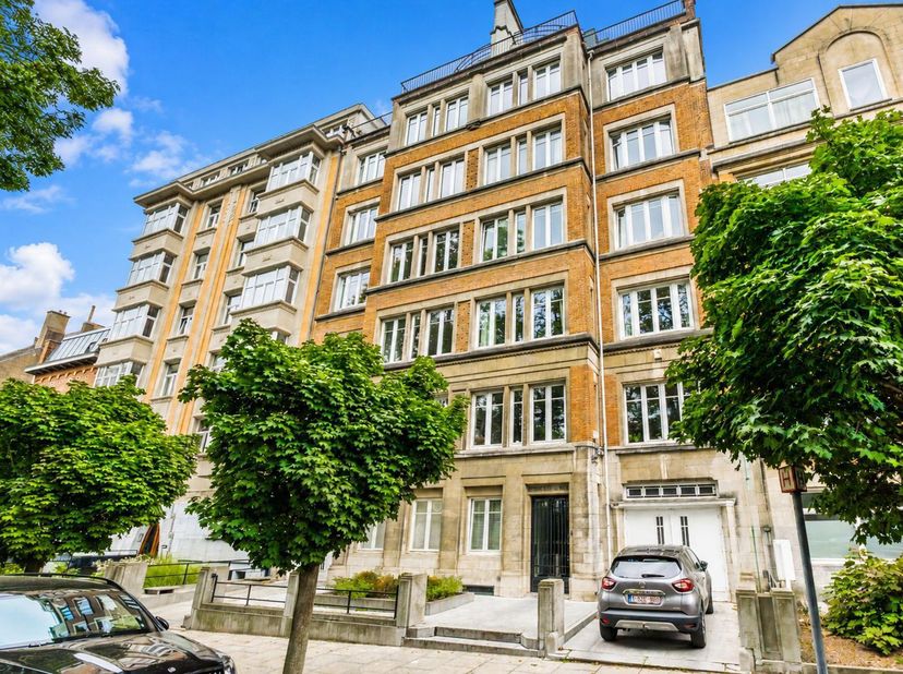 BRUSSEL – ELSENE, in de gegeerde Franklin Rooseveltwijk, op wandelafstand van het Ter Kamerenbos, elegant APPARTEMENT met karakter (2 slpk/1 bureel/2