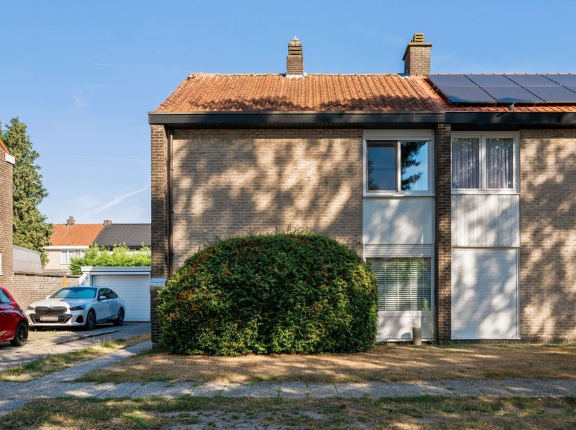 Instapklare gezinswoning met 3 slaapkamers en garage<br />
<br />
Locatie:<br />
De woning is zeer rustig gelegen in een kindvriendelijke woonwijk