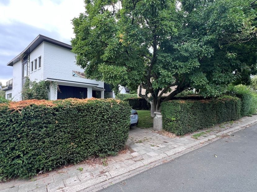 Sint-Genesius-Rode / Driesbos<br />
Op 5 min van het station van Rode, vrijstaande woning (4 gevels) van 180 m² in uitstekende technische staat en vol