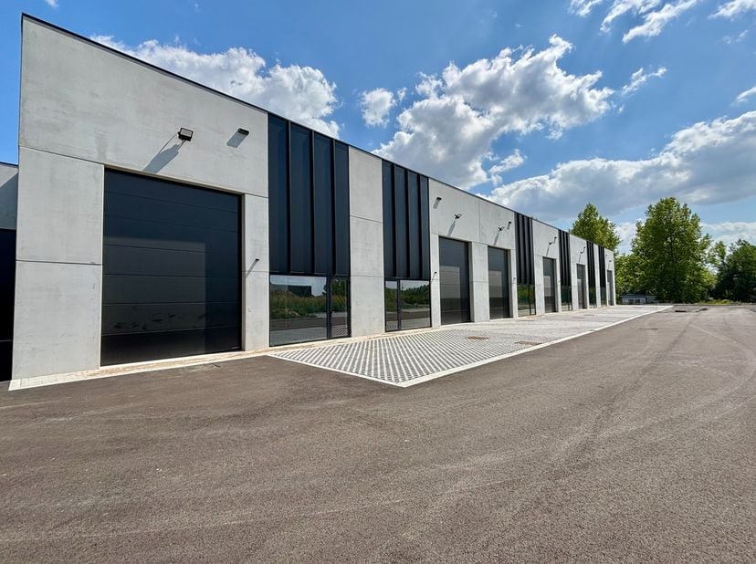 Instapklare/flexibele casco nieuwbouw KMO-unit te huur, gelegen op een toplocatie in het wetenschapspark QUALITIS in Enghien, langs de A8-E429. Het be