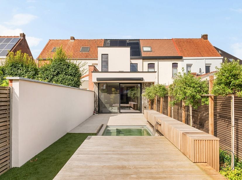 Topgelegen kwalitatieve nieuwbouwwoning, stijlvol afgewerkt in het centrum van Waregem! (onder registratierechten)<br />
Indeling: inkom met vestiaire