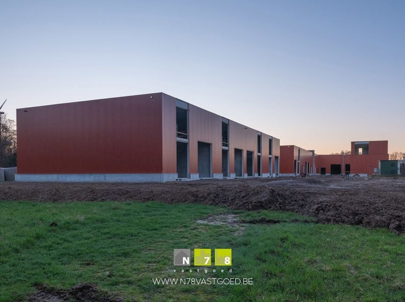 UNIT 14 GELEGEN IN BEDRIJVENPARK MANEBORN TE MAASMECHELEN.<br />
ALGEMEEN<br />
Dit nieuwe bedrijvencomplex omvat 2 fases met in totaal 23 KMO-units.