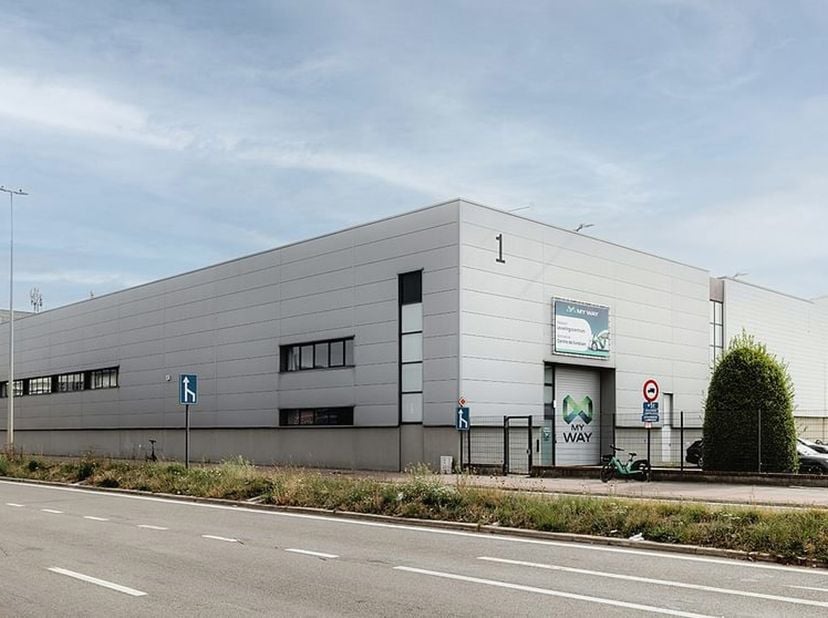 Magazijn met kantoren te huur op toplocatie in Vilvoorde<br />
Meteen operationeel en gelegen op één van de beste zichtlocaties in de Brusselse rand.<