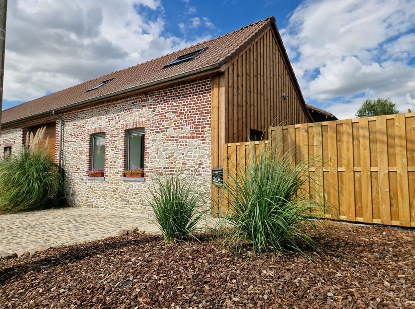 Sublime maison complètement rénovée et meublée avec emplacements de parking et jardin, sise dans une rue calme de Bury, à proximité des grands axes (E