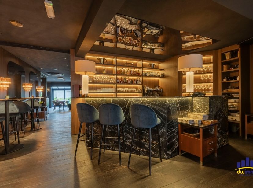 Op een uitstekende commerciële locatie in de Brabantdam te Gent wordt dit sfeervolle en instapklare restaurant ter overname aangeboden.<br />
<br />
D