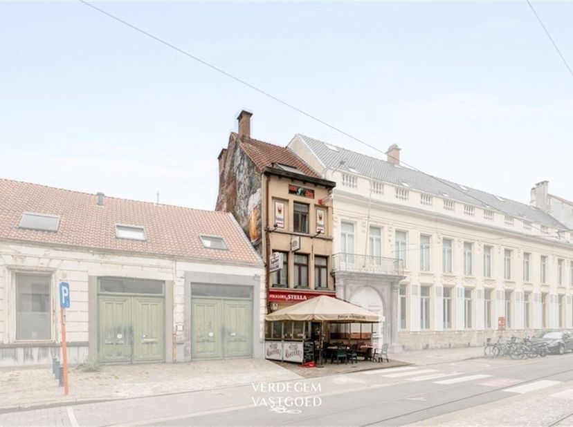 Au coeur de Gand, dans la Lange Steenstraat, au bord du Patershol et à deux pas du Gravensteen, une opportunité unique de restauration vous attend : l