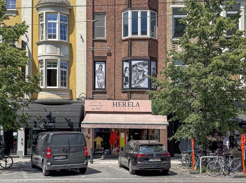 Karaktervolle woonst op ideale ligging. Heel korte wandelafstand van station. Bestaande uit een lichtrijke ruime leefruimte, keuken, 2 slaapkamers, ba