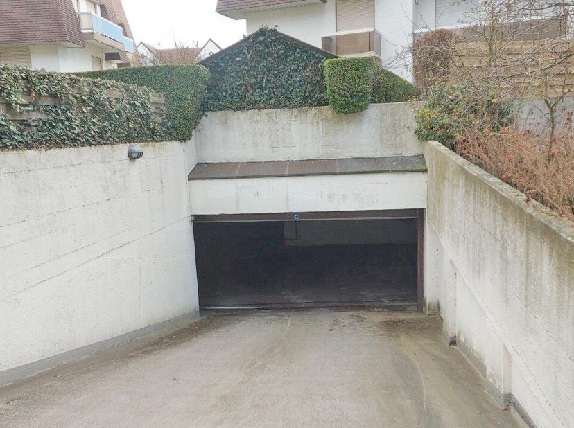 afmeting garage : +/- 5,25 m x 2.75 m<br />
elektriciteit en stopcontact aanwezig