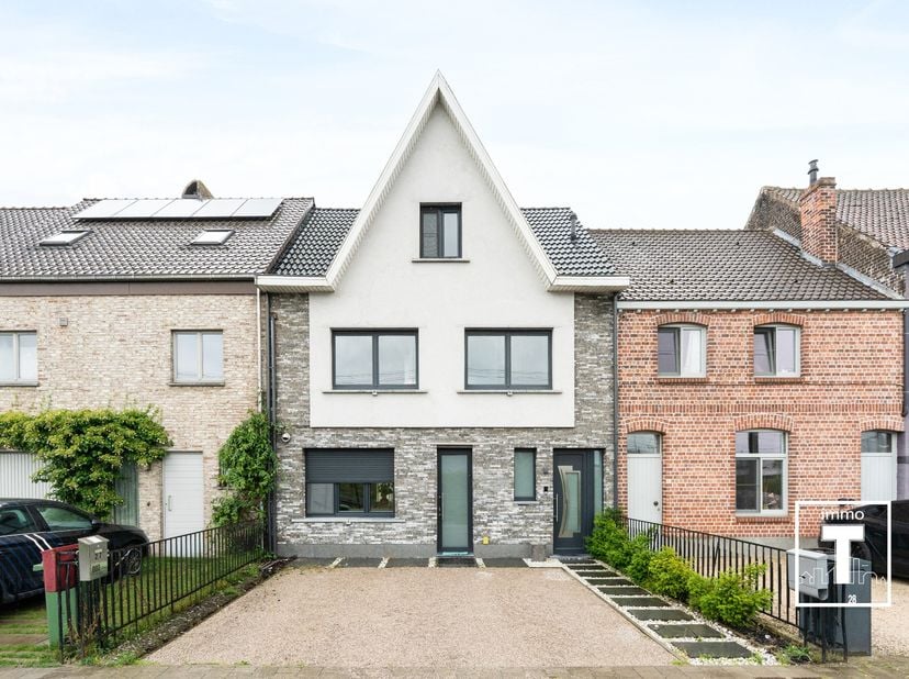 Gelegen te Melle vogelhoek, op de grens met Merelbeke-Flora en Gentbrugge. Gerenoveerd gebouw met 2 appartementen. Via de oprit (2 parkeerplaatsen) be