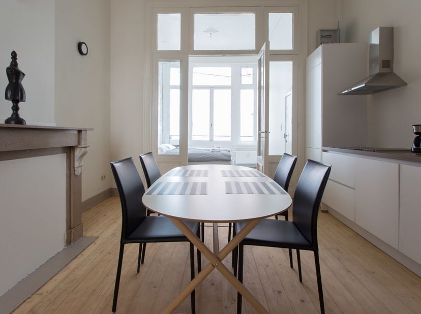 Welkom in dit charmante gemeubelde appartement in een prachtig herenhuis!<br />
Het appartement beschikt over een mooie leefruimte met authentieke ele