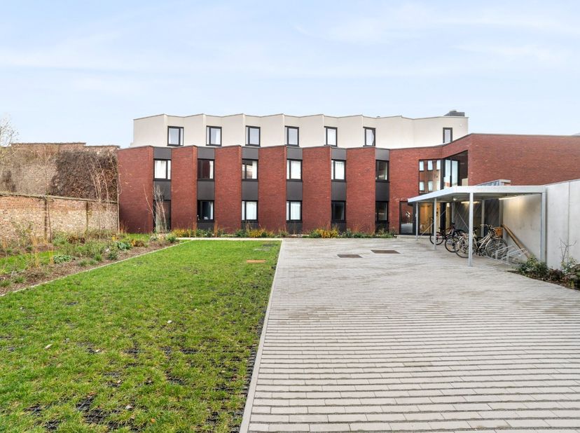 - Centrale ligging in Kortrijk: Sint-Amandsplein 3/4, op wandelafstand van het station<br />
- Studentenkamer op het gelijkvloers in een nieuwbouwcomp